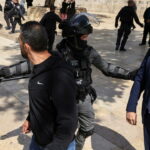 La policía israelí y los palestinos se enfrentan de nuevo en el recinto de la mezquita de Al-Aqsa en Jerusalén
