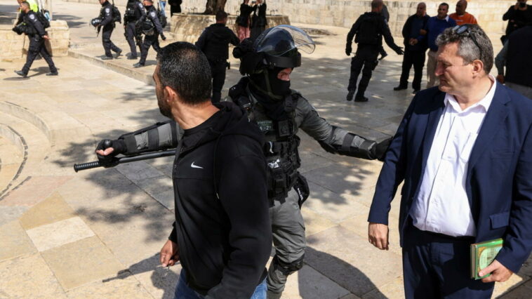La policía israelí y los palestinos se enfrentan de nuevo en el recinto de la mezquita de Al-Aqsa en Jerusalén