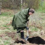 Se ve a la Princesa Real, de 71 años, cavando un pequeño agujero para el árbol joven en fotografías publicadas hoy por la Royal Zoological Society of Scotland (RZSS)