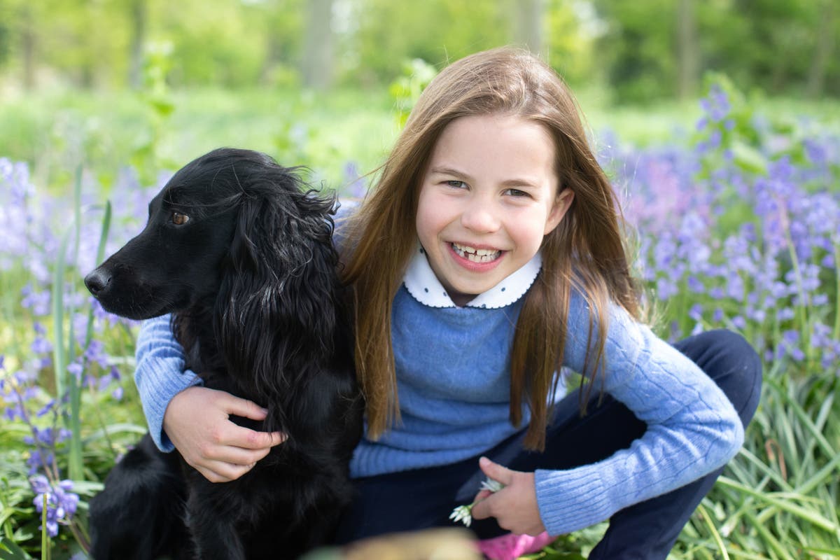 La princesa Charlotte fotografiada en el séptimo cielo con su mascota Orla en su cumpleaños
