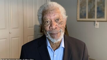 Lo último: la ubicación de Morgan Freeman en una lista de estadounidenses a los que se les prohibió visitar Rusia provocó una gran cantidad de reacciones en las redes sociales el lunes.  El actor, de 84 años, fue fotografiado el año pasado durante los remotos Critics Choice Awards.