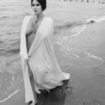 Una maravilla en blanco: Lana Del Rey hizo una exhibición deslumbrante con un vestido de Valentino muy revelador en su sesión de fotos para el Volumen 3 de la revista W, The Music Issue.