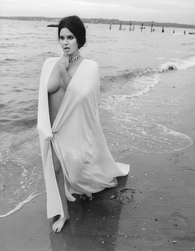 Una maravilla en blanco: Lana Del Rey hizo una exhibición deslumbrante con un vestido de Valentino muy revelador en su sesión de fotos para el Volumen 3 de la revista W, The Music Issue.