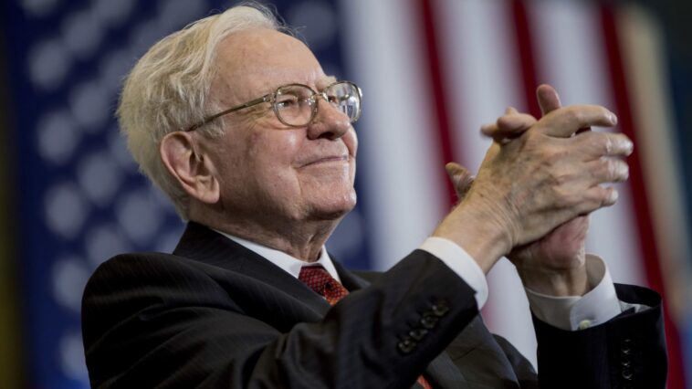 Las acciones de Citigroup suben un 7% después de que Warren Buffett revelara una participación de casi $ 3 mil millones en el banco en dificultades