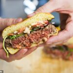 Próximamente: el fabricante de hamburguesas sin carne Impossible Foods espera que sus hamburguesas 'sangrantes' a base de plantas lleguen a los estantes de los supermercados del Reino Unido durante el próximo año