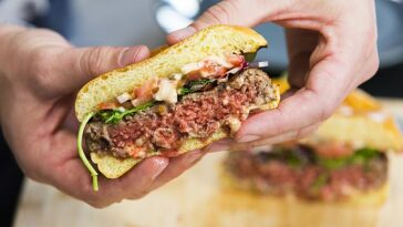 Próximamente: el fabricante de hamburguesas sin carne Impossible Foods espera que sus hamburguesas 'sangrantes' a base de plantas lleguen a los estantes de los supermercados del Reino Unido durante el próximo año