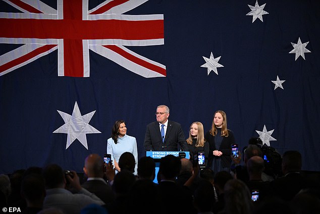 La esposa de Scott Morrison, Jenny, y sus hijas Abbey y Lily impresionaron en el escenario principal cuando el Primer Ministro pronunció un discurso de concesión luego de su derrota el sábado por la noche.