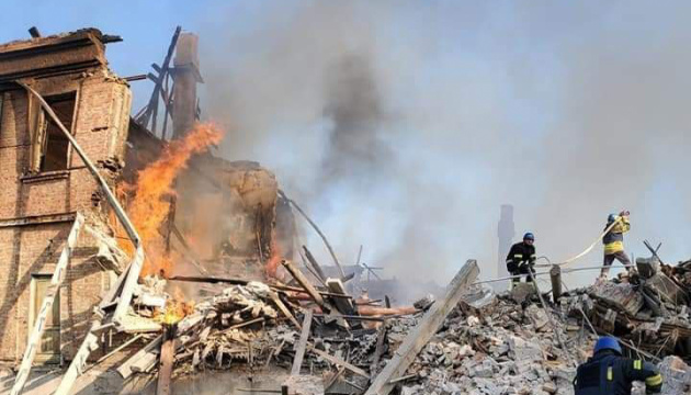 Las tropas rusas atacan Sievierodonetsk y Lysychansk.  Barrios residenciales en llamas