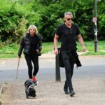 Discreto: Leslie Ash cortó una figura casual mientras usaba un bastón mientras paseaba con su esposo Lee Chapman y su perro en Battersea Park, Londres, el sábado por la mañana.