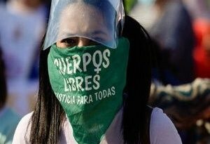 Liberan salvadoreña encarcelada por 'sospecha de aborto'