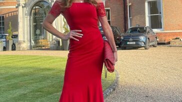 Sensacional: Lizzie Cundy, de 54 años, deslumbra con un vestido rojo sin espalda con un escote bardot y una cola amplia mientras salía para presentar un baile benéfico anual contra el cáncer el viernes.
