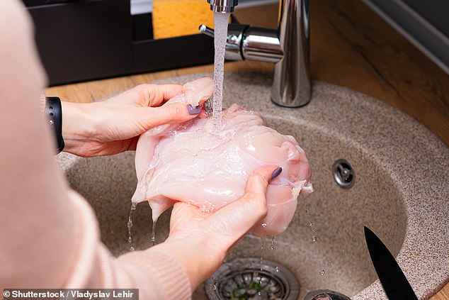 El lavado puede propagar bacterias dañinas del pollo a otros alimentos o utensilios en la cocina y puede ponerlo en riesgo de intoxicación alimentaria.  Sin embargo, si insiste en lavar su pollo, una nueva investigación ha revelado la forma más segura de hacerlo