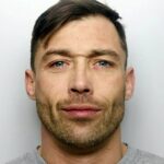 El apuesto Jonathan Cahill, de 37 años, de Wakefield, atrajo a un ejército de admiradores en línea cuando la policía compartió una foto policial del ladrón convicto.  Ahora ha sido encarcelado luego de una persecución en automóvil a alta velocidad.