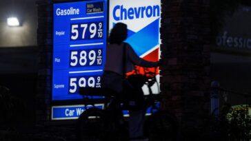 Los hogares ahora gastan el equivalente a $5,000 al año en gasolina: Yardeni