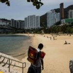 Los hongkoneses disfrutan de la reapertura de las playas a medida que el brote de COVID-19 retrocede