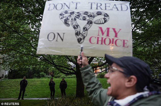 Los manifestantes a favor del aborto se reunieron frente a las casas de los jueces Kavanaugh y Roberts, con carteles y cantando 