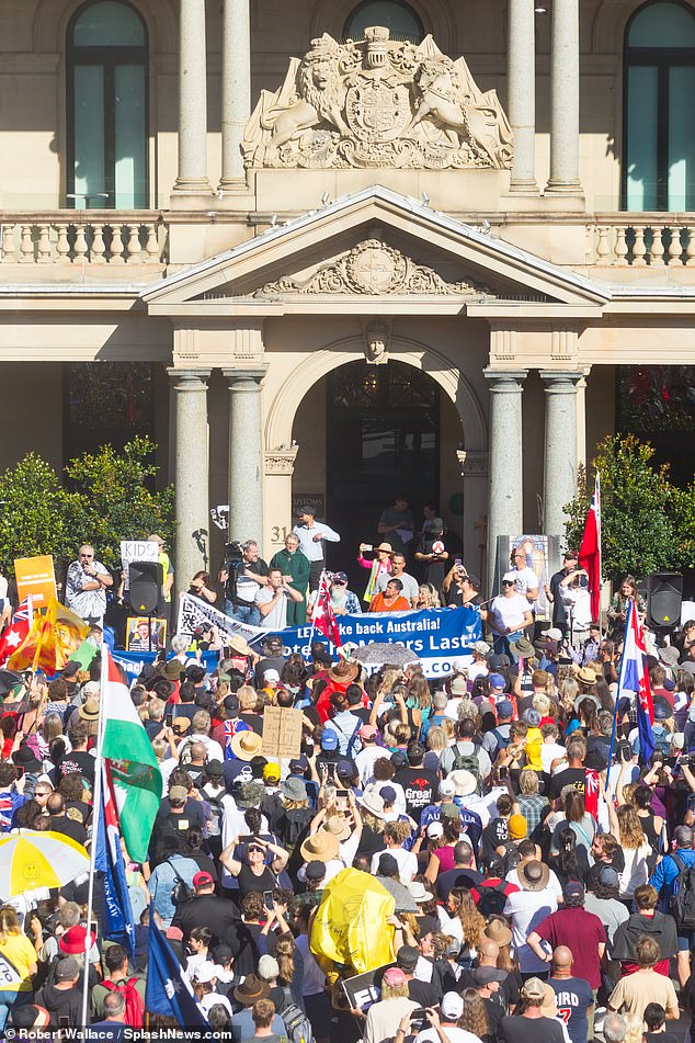 Miles de manifestantes inundaron las calles de Sydney el sábado para protestar contra los principales partidos políticos.