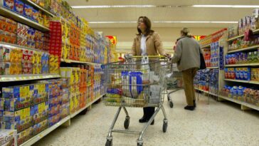 Los ministros retrasan la prohibición de las ofertas de compre uno y obtenga uno gratis para la comida chatarra en medio de la crisis del costo de vida