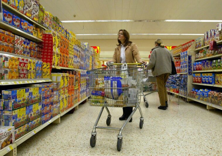 Los ministros retrasan la prohibición de las ofertas de compre uno y obtenga uno gratis para la comida chatarra en medio de la crisis del costo de vida