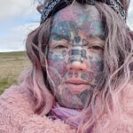 Melissa Sloan, de 45 años, (en la foto) de Powys, Gales del Sur, ha cubierto su cuerpo con tatuajes para borrar los recuerdos de haber sido abusada sexualmente desde los seis años.