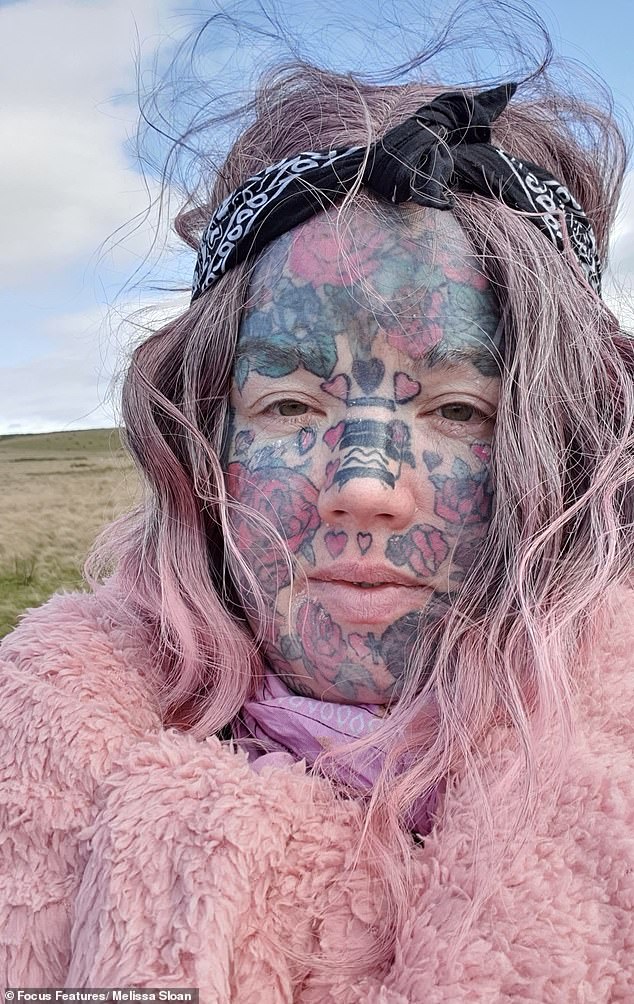 Melissa Sloan, de 45 años, (en la foto) de Powys, Gales del Sur, ha cubierto su cuerpo con tatuajes para borrar los recuerdos de haber sido abusada sexualmente desde los seis años.