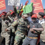 Manifestantes del partido de extrema izquierda de Sudáfrica le dicen a Francia que "salga de África"