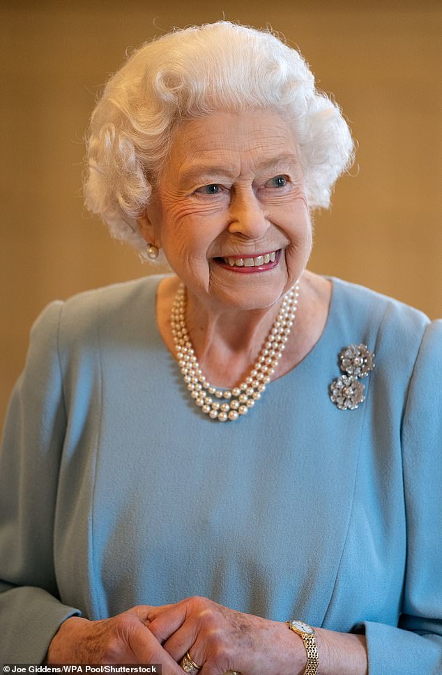 Se espera que la Reina observe desde el balcón del palacio cómo más de 70 aviones completan el desfile de cumpleaños de Su Majestad con un sobrevuelo de seis minutos.