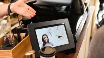 Mastercard lanza tecnología que te permite pagar con la cara o la mano en las tiendas