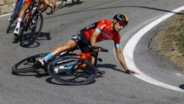Mikel Landa salva el día tras caer dos veces en la etapa 9