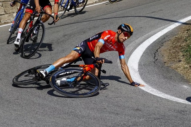 Mikel Landa salva el día tras caer dos veces en la etapa 9