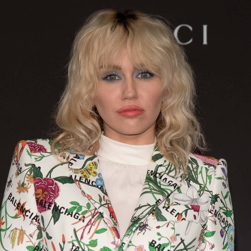 Miley Cyrus 'traumatizada' después de que el avión se vio obligado a realizar un aterrizaje de emergencia