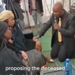 El usuario de TikTok, M.Mojela, compartió un video en las redes sociales en el que se le ve poniéndose de rodillas mientras le pide a su sollozante pareja que se case con él durante la ceremonia en la provincia de Limpopo, Sudáfrica.