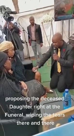 El usuario de TikTok, M.Mojela, compartió un video en las redes sociales en el que se le ve poniéndose de rodillas mientras le pide a su sollozante pareja que se case con él durante la ceremonia en la provincia de Limpopo, Sudáfrica.