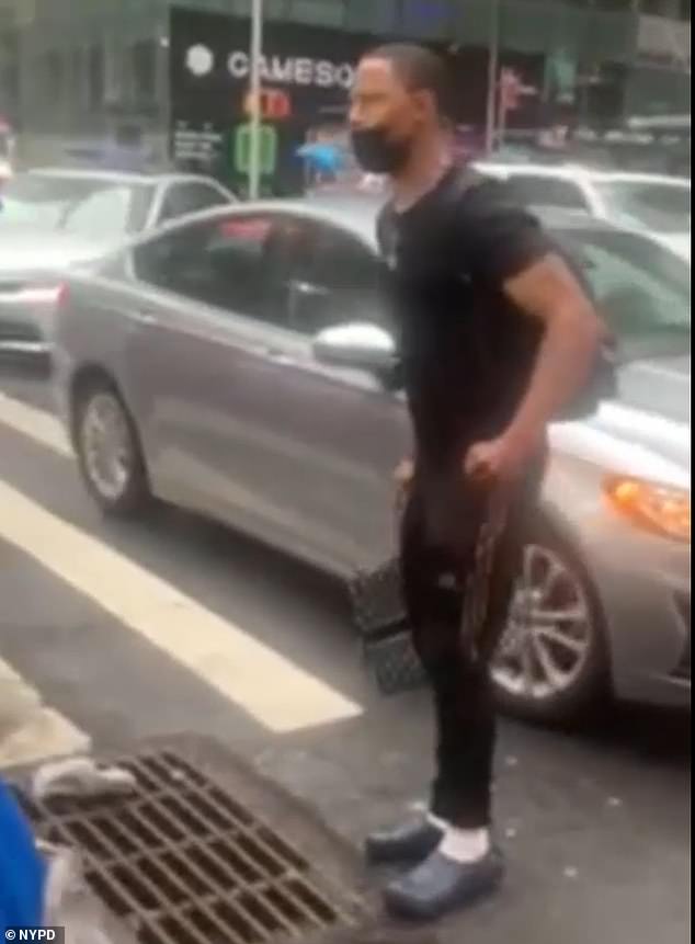 La policía de Nueva York está buscando a un hombre negro que, según dicen, arrojó conos de tráfico y una caja de leche a un vendedor de alimentos a principios de este mes.