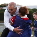 El primer ministro Scott Morrison atropella accidentalmente a un niño durante una visita al Devonport Strikers Soccer Club, que se encuentra en el electorado de Braddon, el 18 de mayo de 2022.