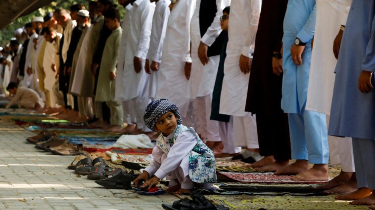 Musulmanes de India celebran Eid al-Fitr en medio de violencia comunitaria
