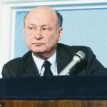 El exalcalde demócrata Edward Irving Koch cumplió tres mandatos como alcalde de la ciudad de Nueva York que comenzaron el 3 de enero de 1969 y terminaron el 31 de diciembre de 1977