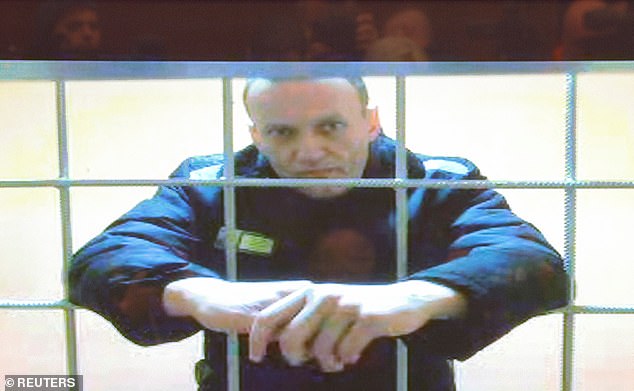 En una audiencia ayer, el crítico de Putin Alexei Navalny obtuvo su sentencia de nueve años de prisión en una colonia penal confirmada por un tribunal de Moscú.