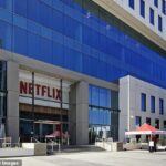Netflix está recortando 150 de sus 11.000 puestos de trabajo el martes.  Arriba, la sede de la empresa en Sunset Boulevard en Hollywood