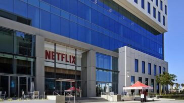 Netflix está recortando 150 de sus 11.000 puestos de trabajo el martes.  Arriba, la sede de la empresa en Sunset Boulevard en Hollywood