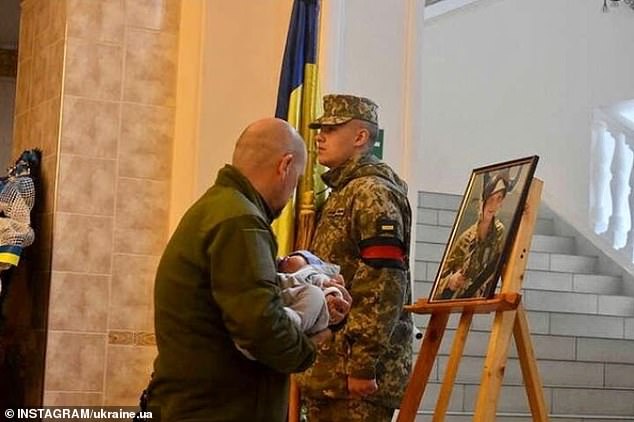 En una escena simbólica del impacto devastador de la guerra de Vladimir Putin en Ucrania, un bebé de dos meses fue llevado al ataúd de su padre después de que el heroico piloto muriera durante una misión de combate.