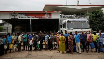 No hay dinero para comprar gasolina, dice el gobierno de Lanka, ya que insta a los ciudadanos a no hacer cola para comprar combustible
