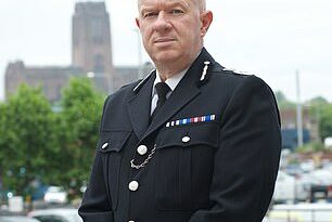 Andy Cooke, el inspector jefe de Su Majestad que supervisa la evaluación de las fuerzas y hace recomendaciones para mejorar, dijo que la policía debe centrarse en combatir el crimen y no en la política.