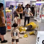 El culpable mira el daño después de que una escultura de Teletubbies de porcelana de tamaño natural se rompa en una tienda de juguetes de diseño de Hong Kong.
