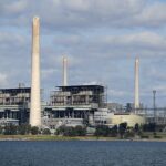 El mayor productor de energía de Australia, AGL, ha abandonado los planes para separar sus centrales eléctricas de carbón luego de una campaña del activista multimillonario contra el cambio climático Mike Cannon-Brookes (en la foto, la central eléctrica de Liddell en Muswellbrook en NSW Hunter Valley que cerrará en abril de 2023)
