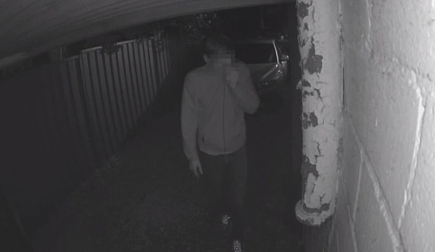 Cinco compañeros de casa decidieron instalar una cámara secreta fuera de su casa después de tener la sensación de que estaban siendo observados durante las últimas semanas (Peeping Pom está atrapado en el acto anterior)