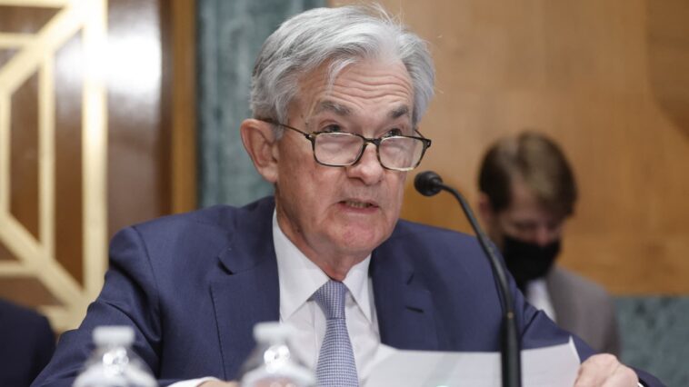 Powell dice que la Fed no dudará en seguir subiendo las tasas hasta que baje la inflación