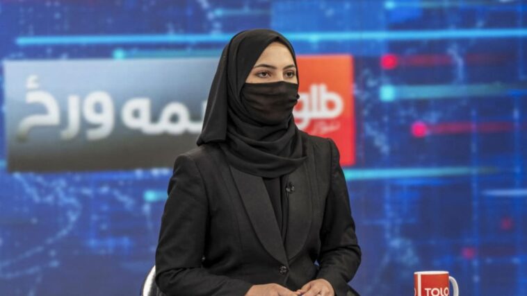 Presentadoras de televisión afganas se tapan los rostros en el aire