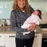 Tan dulce: la madre de Brynne Edelsten, Mariel Gordon, compartió dulces fotos en Instagram el lunes de su nieta Starr, mientras viajaba desde Arizona en los EE. UU. para conocer al recién nacido por primera vez.