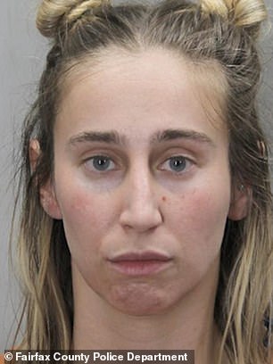 Kristine Knizer, de 28 años, enfrenta dos cargos de posesión de pornografía infantil